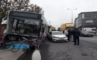 İETT otobüsünün karıştığı zincirleme kaza: 1 yaralı
