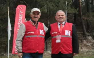 İki yetim dost yarım asır sonra bir araya geldi, hasret giderdi
