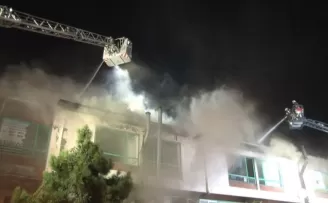 İkitelli Sanayi sitesinde korkutan yangın: 1 itfaiye eri dumandan etkilendi
