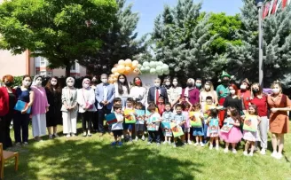 İlk öğrenciler karne ve diplomalarını aldı
