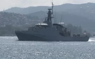 İngiliz savaş gemisi İstanbul Boğazı’ndan geçti
