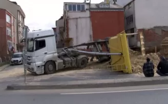 İnşaat alanından hafriyat alan kamyon devrildi
