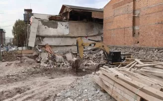 İnşaattaki hafriyat çalışması apartmanda göçüğe sebep oldu
