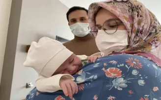 İş makinesiyle doğuma yetiştirilmişti, bebeğiyle taburcu oldu
