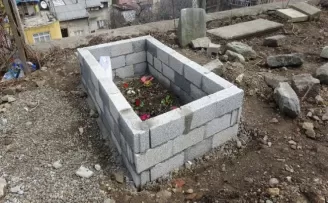 Isınmak için Katolik mezarlığındaki haç işaretini yaktılar
