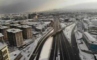 İstanbul’a kar yağdı yollar boş kaldı
