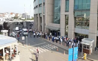 İstanbul Adalet Sarayı önünde uzun kuyruklar oluştu
