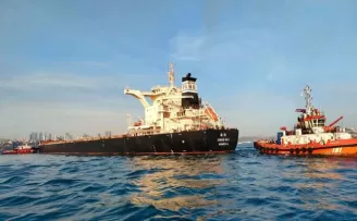 İstanbul Boğazı’nda arıza yapan yük gemisi sürüklenmeye başladı
