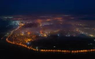 İstanbul’da gece masalsı sis manzarası
