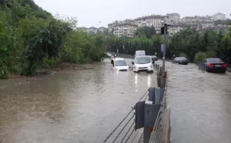 İstanbul’da göle dönen yolda araçlar mahsur kaldı
