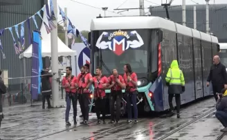 İstanbul’da makinistler ve sporcular 48 tonluk treni çekmeye çalıştı
