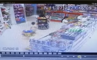 İstanbul’da oyuncak hırsızı kadın kamerada: Aynı mağazaya gelince yakalandı
