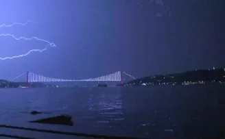 İstanbul’da şimşekler geceyi aydınlattı
