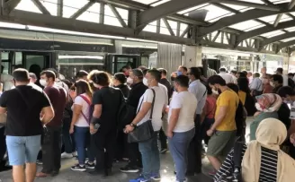 İstanbul’da toplu taşımada tıka basa yoğunluk

