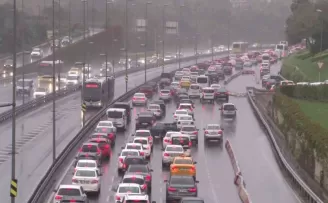 İstanbul’da yağış, trafiği olumsuz etkiledi
