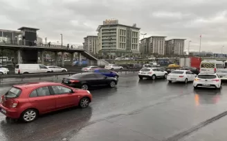 İstanbul’da yağış trafikte yoğunluğu da beraberinde getirdi
