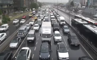 İstanbul’da yağmur nedeniyle trafik yoğunluğu oluştu

