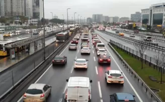 İstanbul’da yağmur ve mesai sonrası trafik yoğunluğu
