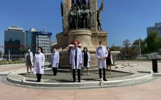İstanbul Eczacı Odası Cumhuriyet Anıtı’na çelenk bıraktı
