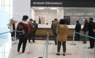 İstanbul Havalimanı’nda yolcular seyahat izin belgesi için başvuruyor
