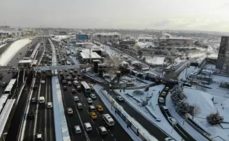 İstanbul trafiğinde kar manzaraları havadan görüntülendi
