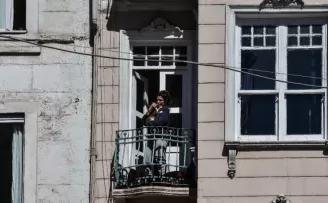 İstanbullular can dostları ile balkonlarda güneşleniyor
