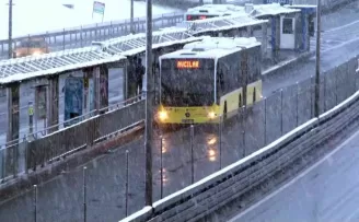 İstanbullular güne beyaz örtü ile uyandı
