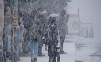İstanbullular güne kar yağışı ile uyandı

