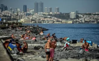 İstanbullular serinlemek için denize girdi
