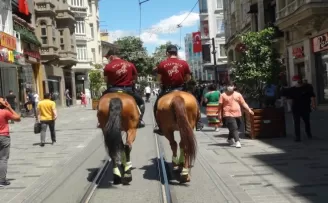 İstiklal Caddesi’nde Atlı Polisler devriye gezdi, vatandaşlar yoğun ilgi gösterdi
