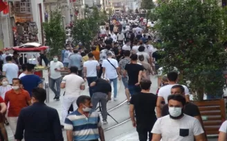 İstiklal Caddesi’nde hafta sonu yoğunluğu
