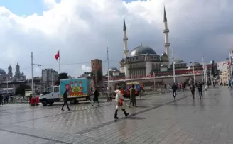 İstiklal Caddesi’nde kar yoğunluğu
