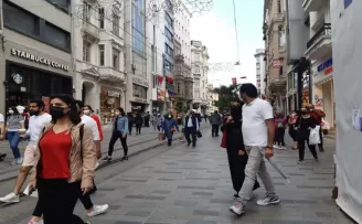 İstiklal Caddesi’nde kısıtlamasız ilk Cumartesi yoğunluğu
