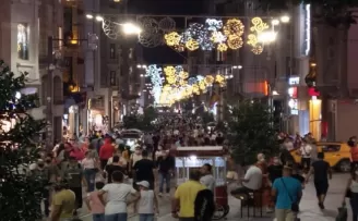İstiklal Caddesi’nde korona virüs unutuldu

