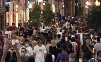 İstiklal Caddesi’ndeki yoğunluk pes dedirtti
