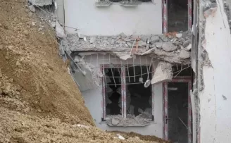 İstinat duvarı çöktü, inşaat halindeki binada zarar oluştu

