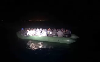 İzmir açıklarında 38 düzensiz göçmen yakalandı
