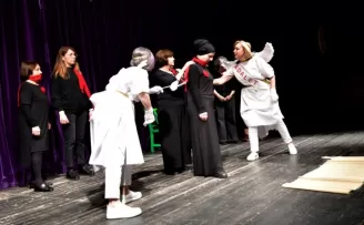 İzmir Bornova’da kadınlar sahnede sessizliği bozdu!