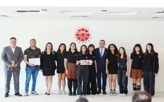 İzmir’de 400 öğrenci gazetecilikle ’Yarınlara İz Bırak’tı