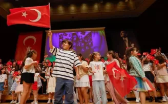 İzmir’de çocuk şarkıları yükseldi