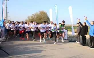 İzmir’de gençler Cumhuriyet’e koştu