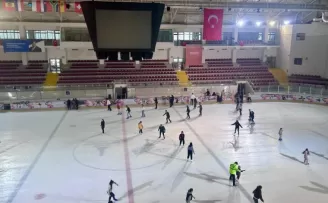İzmir’de kadınlar buz pistinde buluştu