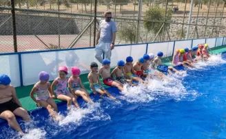 İzmir’de mahalleye havuz geldi, çocuklar bayram etti