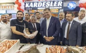 İzmir’de sezonun ilk balıkları mezatta satıldı