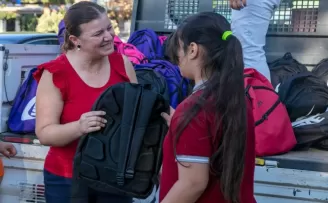 İzmir Güzelbahçe’de 2500 öğrenciye çanta ve kırtasiye desteği