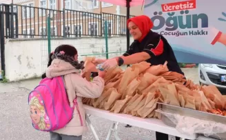 İzmit Belediyesi’nden öğrencilere pizza ve ayran ikramı