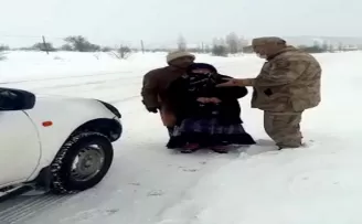 Jandarma yaşlı çifti yolda bırakmadı