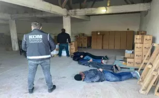 Kaçak alkolleri arabaya yüklerken suçüstü yakalandılar
