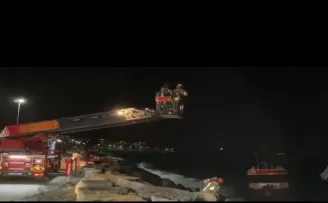Kadıköy’de balıkçı teknesi karaya oturdu, mahsur kalan 2 kişi kurtarıldı
