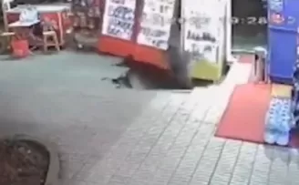 Kadıköy’de bina önünde korkutan çökme kamerada
